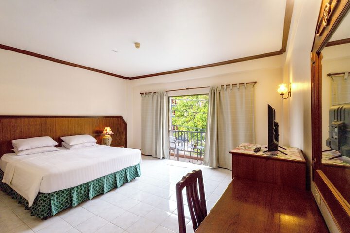 Room 10 of 33
