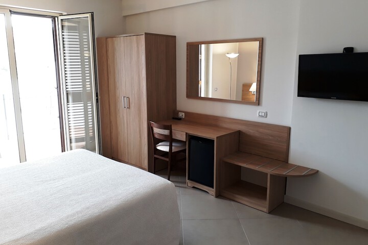 Room 8 of 18