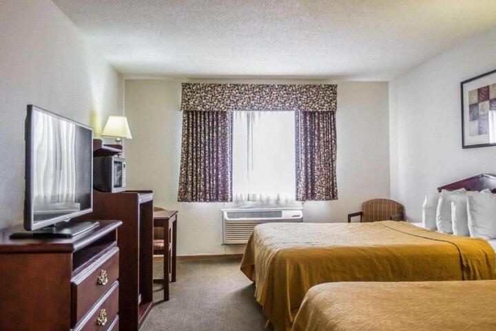 2 Queen Beds (6 of 13)