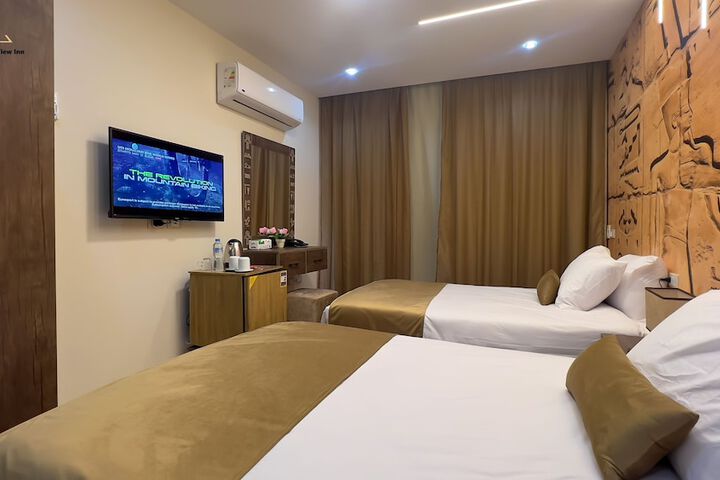 Room 8 of 80
