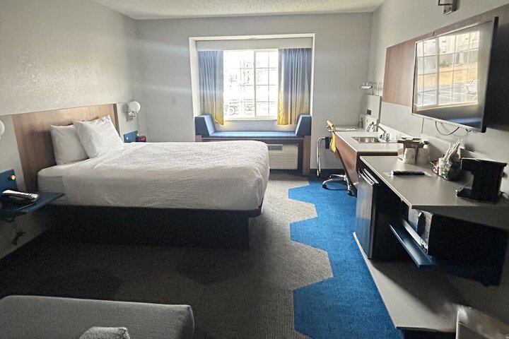 1 Queen Bed Accessible Room (16 of 19)