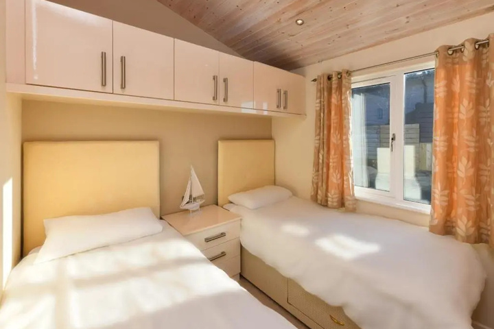 Room 5 of 18