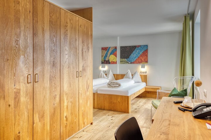 Room 28 of 68