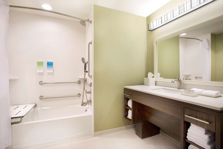 2 Queen Accessible Bathtub Studio (4 of 7)