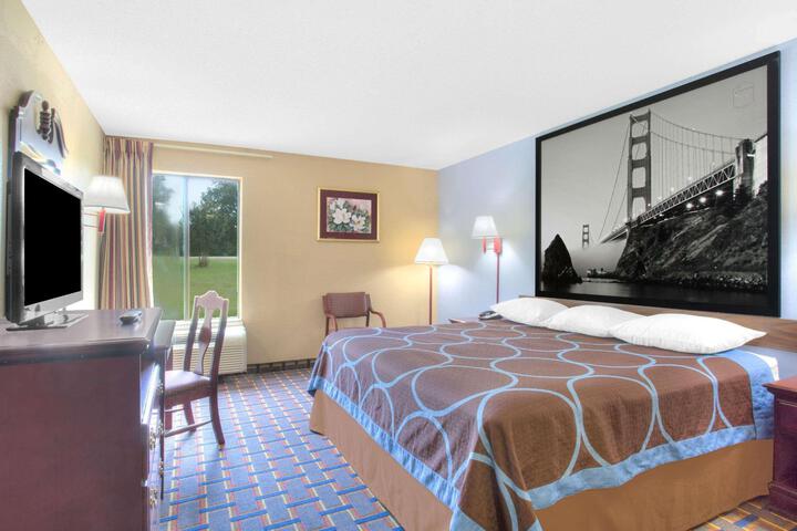1 King Bed (1 of 11)