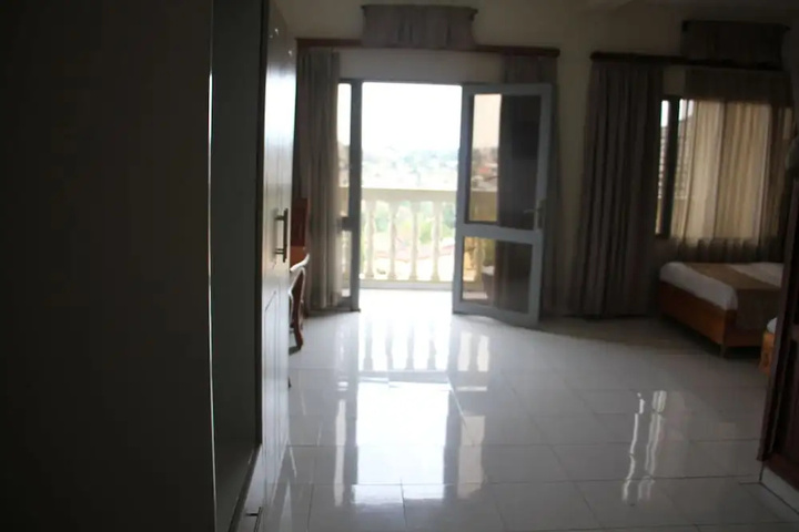Room 4 of 13