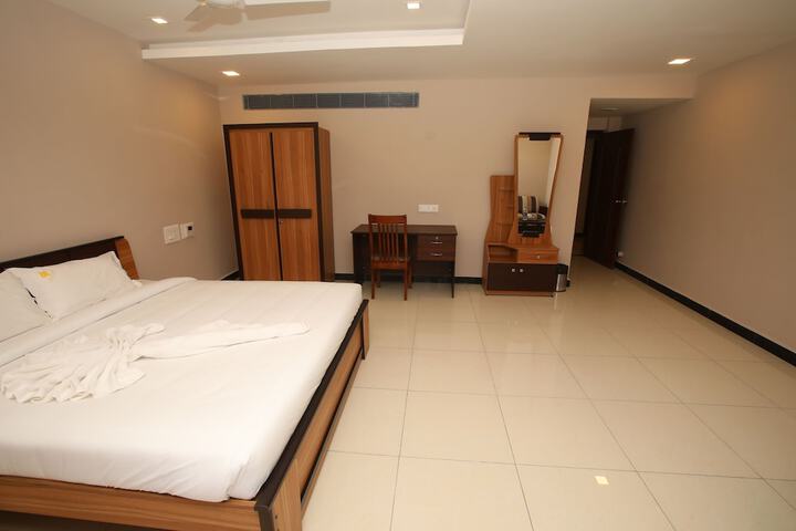 Room 4 of 16