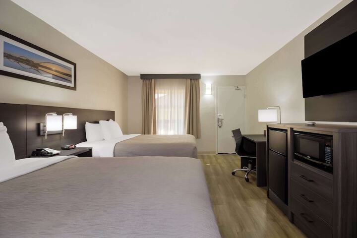 2 Double Beds (3 of 10)