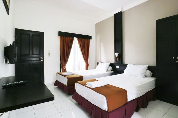 Room 4 of 8