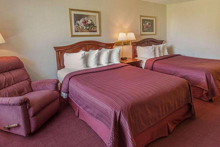 1 Queen Bed (1 of 10)