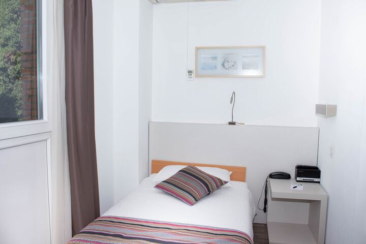 Room 8 of 98