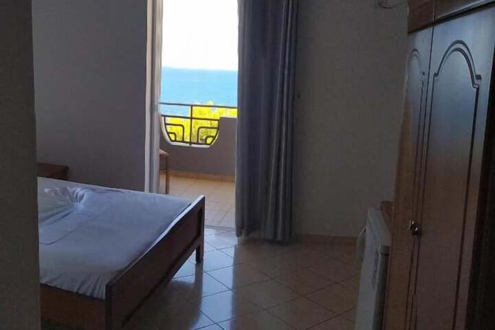Room 15 of 33