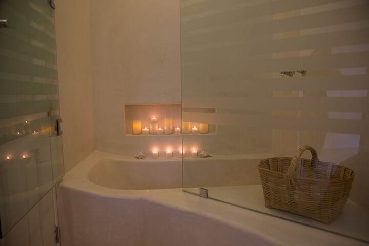 Deep soaking bathtub