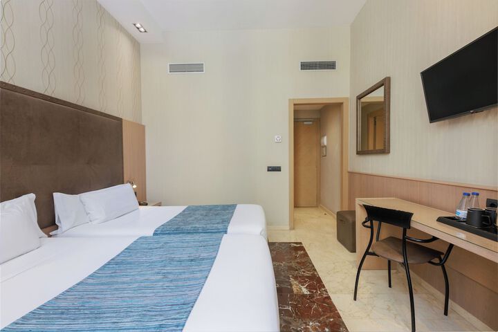 Room 8 of 68