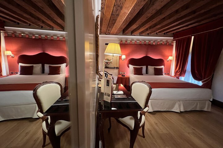 Room 105 of 290
