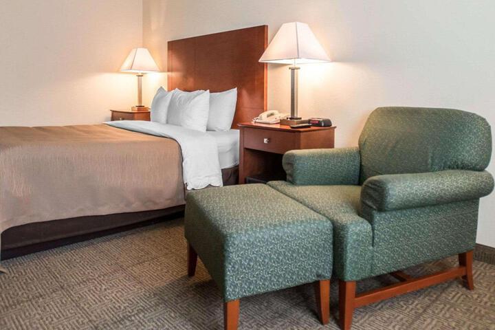 Queen Bed Accessible (6 of 9)