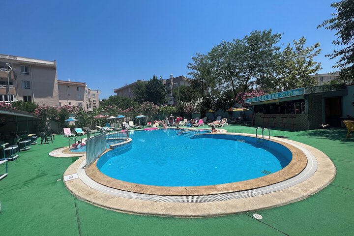 Hotel with Pool