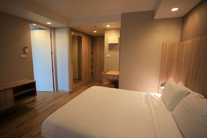 Room 8 of 94