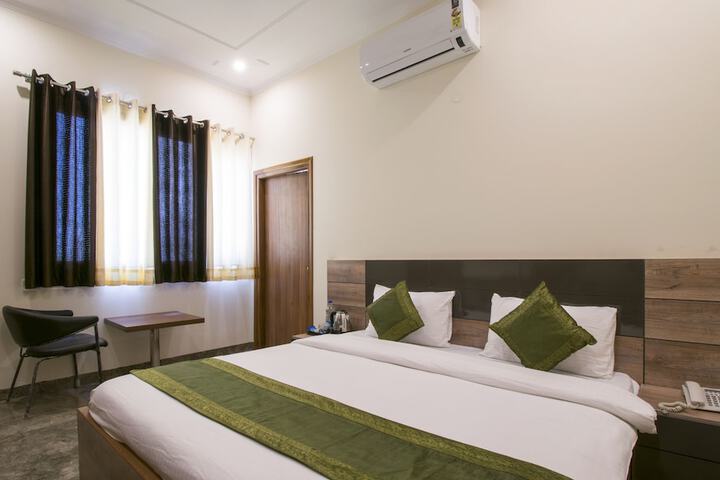 Room 8 of 33