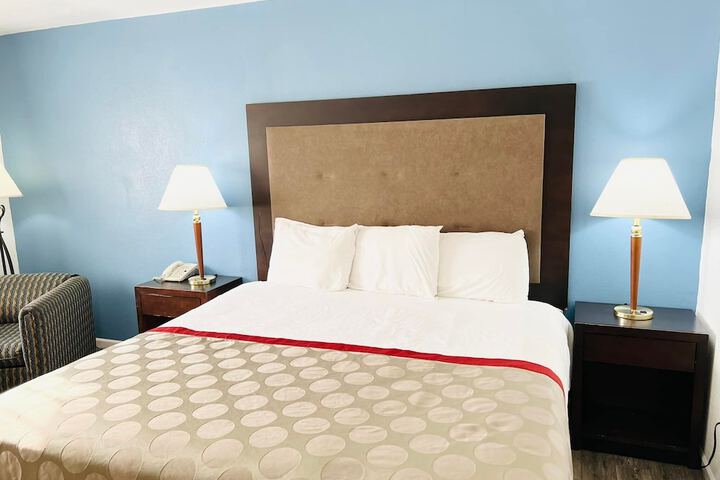 1 King Bed (2 of 5)