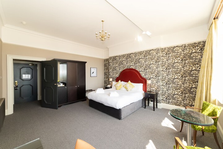 Room 8 of 94