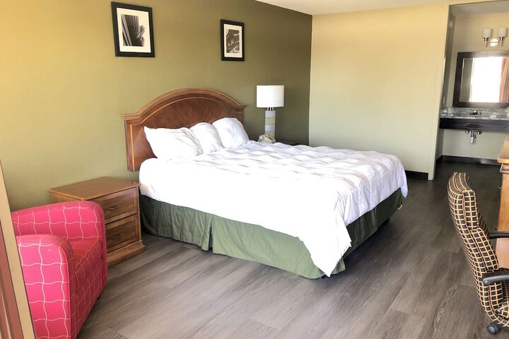 1 King Bed (16 of 19)