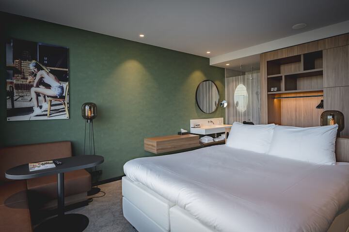 Room 16 of 77