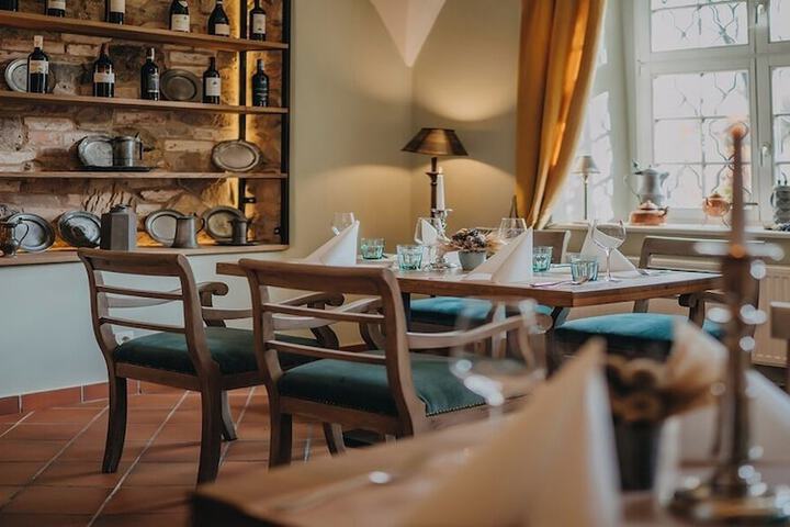Dining 33 of 57