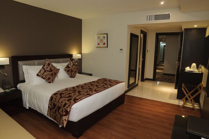 Room 4 of 32