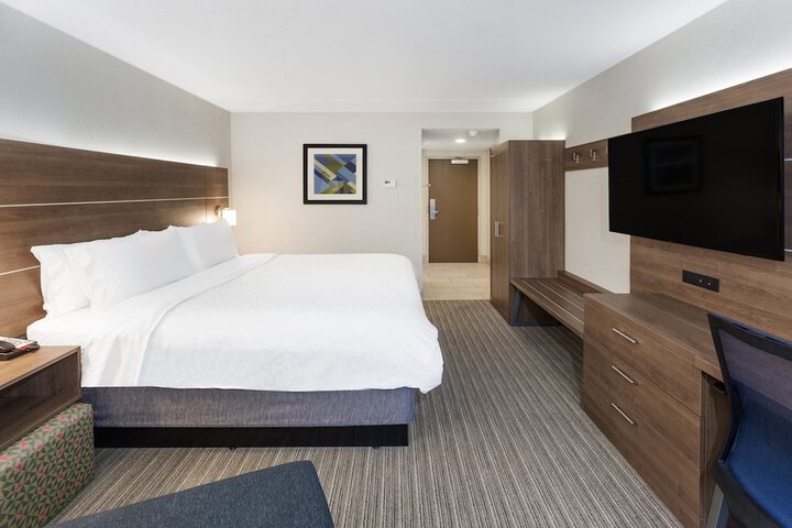 1 King Bed (3 of 9)