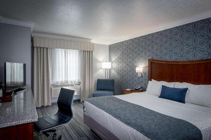 1 King Bed Refrigerator WiFi Full Breakfast (30 of 31)