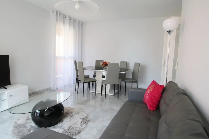 Room 4 of 12