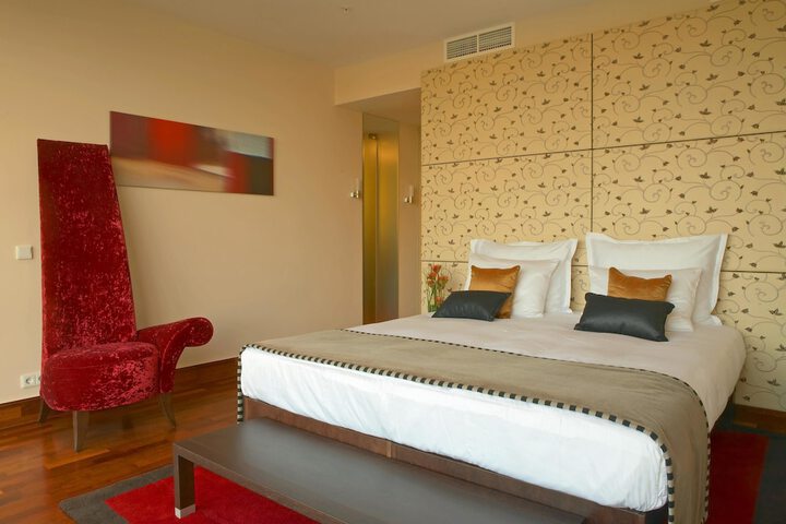 Room 10 of 101
