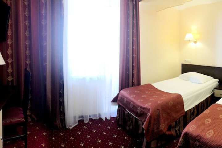 Room 12 of 83