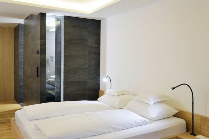 Room 11 of 100
