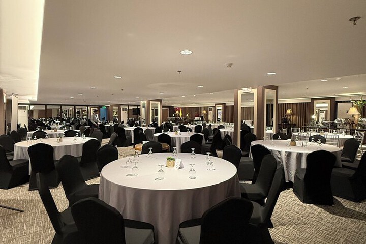 Ballroom/Hall 14 of 18