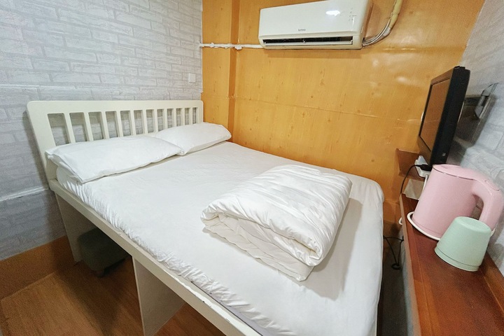 Room 9 of 18