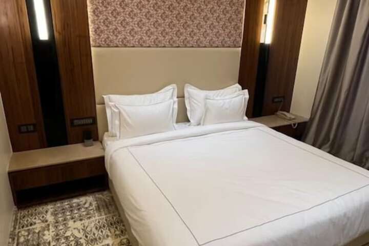 Room 11 of 25