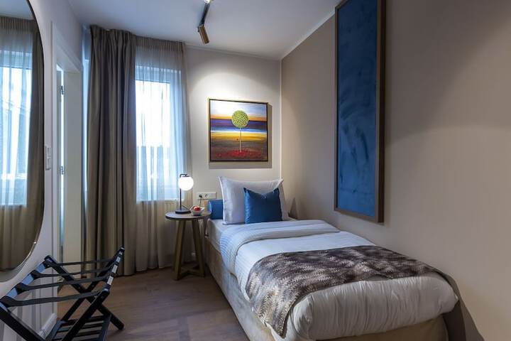 Room 11 of 27