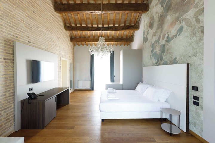 Room 15 of 89