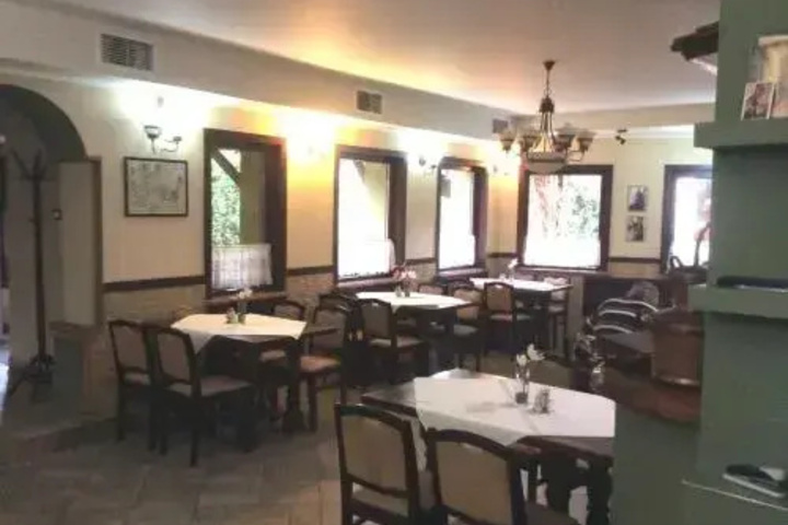 Dining 5 of 8
