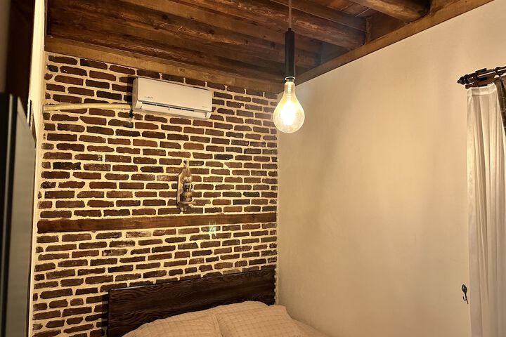 Room 8 of 33