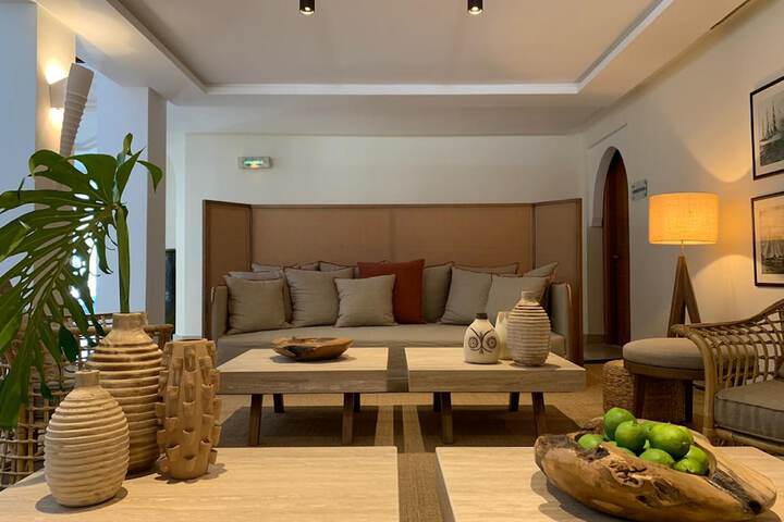 Entrance & Lobby