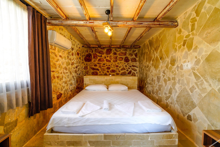 Room 2 of 40