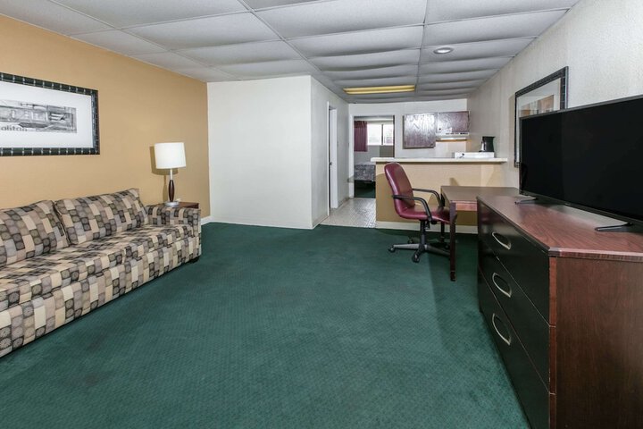 1 King Bed Suite (9 of 10)