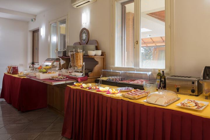 Breakfast/Coffee Service 27 of 35