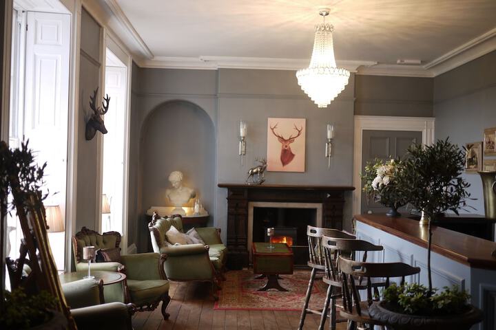 Lounge 126 of 165