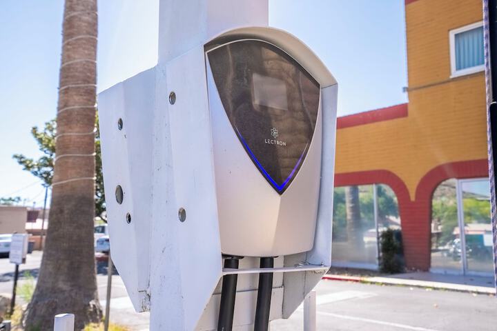 Electric vehicle charging station