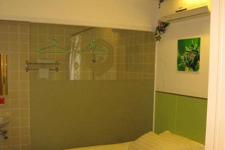 Room 6 of 10
