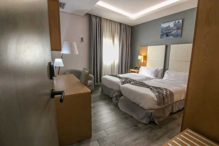 Room 4 of 28